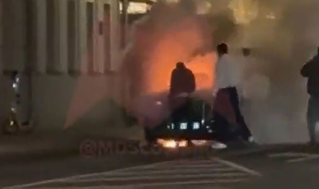 O limuzină Aurus din flota de la Kremlin a lui Vladimir Putin a explodat chiar în centrul Moscovei