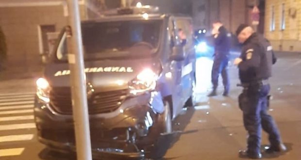 O șoferiță din Cluj a lovit mașina Jandarmeriei și a băgat-o într-un stâlp