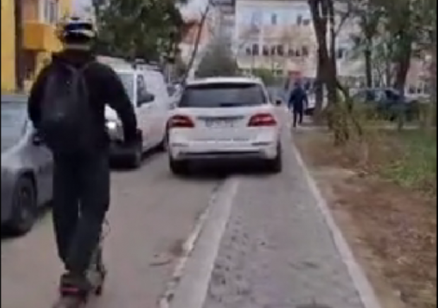 O femeie din Iași care a mers cu Mercedesul pe trotuar pentru a-și lăsa copilul fix în fața școlii este căutată de poliție I VIDEO