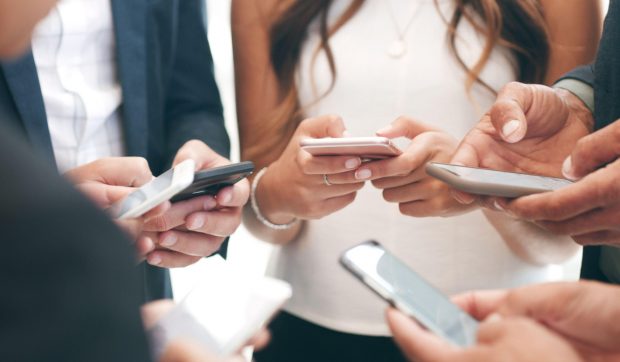 Paradoxul românesc: primii în Uniunea Europeană la stat pe rețelele de socializare, ultimii la folosit internetul pentru informații