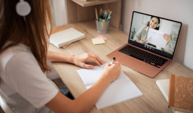 Bacalaureat 2025: Elevii din licee vor face cursuri online, în timp ce colegii lor dau probele scrise