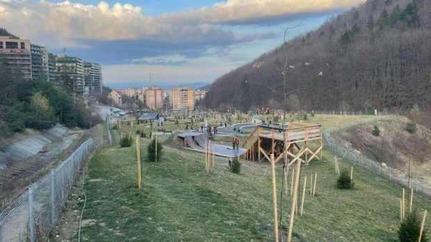 Parc din Brașov de 7 milioane de lei, inaugurat anul trecut, un pericol pentru copii. Primăria vrea să-l renoveze