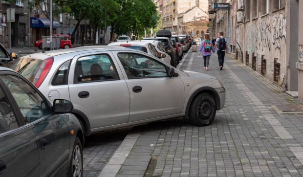 Amenzi mai mari pentru șoferii care parchează mașina pe trotuar. Codul Rutier în 2025