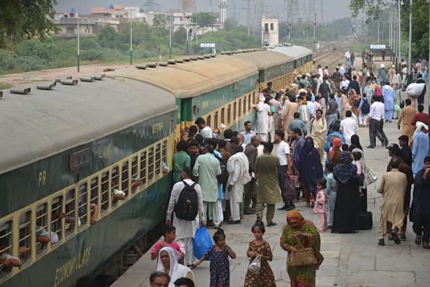 Teroriști înarmați au preluat controlul unui tren cu 450 de pasageri, în Pakistan. Ostaticii sunt amenințați că ar putea fi executați