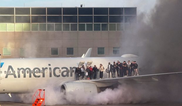 Pasageri scoși pe aripă după ce a luat foc motorul unui avion American Airlines: „Am fost îngrozită”