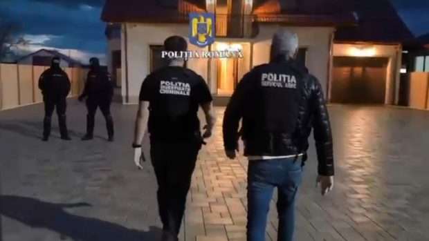 O livrare obișnuită s-a transformat într-o anchetă uriașă, în Arad. Ce au descoperit polițiștii în coletul ridicat de un curier