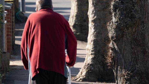 Români condamnați după ce i-au furat 4.000 de euro unui pensionar cu dizabilități, în Austria. Seniorul a murit înainte de proces