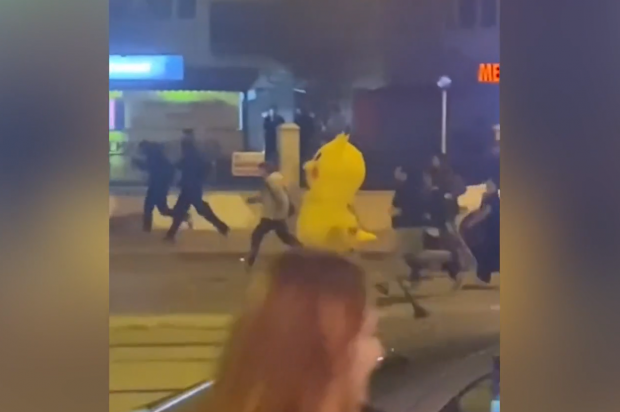 Un bărbat costumat în Pikachu fuge de poliție la protestele anti-Erdogan din Turcia | VIDEO
