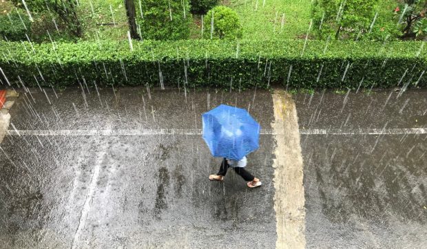 Cod portocaliu de averse, în 9 județe. Avertizarea intră în vigoare sâmbătă, la ora 14:00