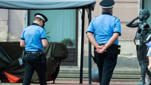 Un polițist s-a făcut de râs într-un magazin din Slatina, după ce a fost prins în fapt de angajați