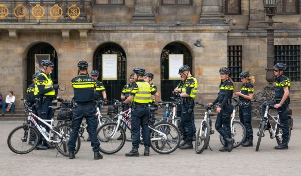 Șofer român, lăsat fără mașină de polițiști pe biciclete, în Olanda. Autoturismul nici măcar nu era al lui, proprietarul din România a fost chemat să și-l recupereze