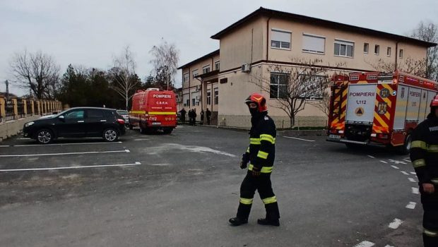 Sute de elevi și profesori au ieșit dintr-o școală din Cuza Vodă, județul Constanța, din cauza unui miros. Pompierii intervin
