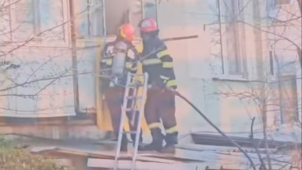 Incendiu într-un bloc din Galați. Zeci de oameni au fost evacuați, unii cu ajutorul autoscării