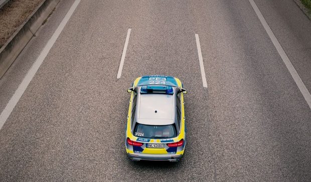 Polițiștii râd de șoferii care merg prea încet pe banda din mijloc a autostrăzii. „Sunteți ca WiFi-ul prost”, postarea devenită virală în Germania