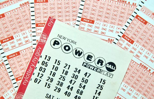 S-a câștigat marele premiu la Powerball, 527 de milioane de dolari, dar numai 243,8 milioane primește câștigătorul, dacă vrea toți banii odată