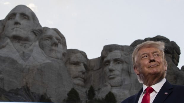Trump sculptat pe Muntele Rushmore sau pus pe bancnota de 100 de dolari – republicanii vor să-l omagieze în stil mare
