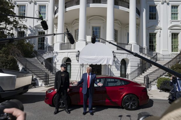 Londra a fost împânzită de reclame false la Tesla cu Musk și Trump. „Autopilot pentru mașina ta. Autocrat pentru țara ta”