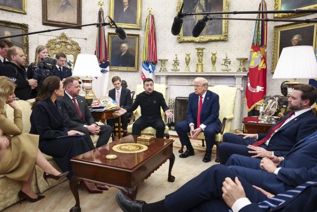 Donald Trump i-a cerut lui Zelenski să nu-l mai critice pe Putin, imediat după ce l-a dat afară de la Casa Albă