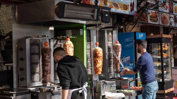 Explozie a prețului kebabului, burgerii devin și ei din ce în ce mai scumpi. Câteva restaurante din Munchen au scos deja din meniu kebabul de vițel
