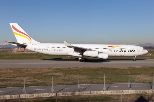 Momentul în care un pasager încearcă să deschidă ușa avionului în timpul zborului, declanșând haosul în cabină