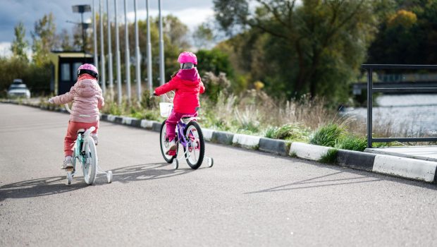 Tată acuzat de omor după ce fiul său de 5 ani a lovit o pensionară cu bicicleta, în Italia. Ce a decis instanța