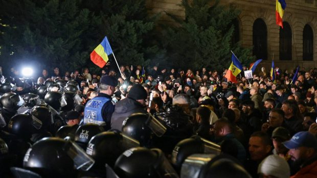 Haos în Centrul Vechi din București după invalidarea candidaturii lui Călin Georgescu: 13 jandarmi răniți. Bilanțul distrugerilor cauzate de protestatari
