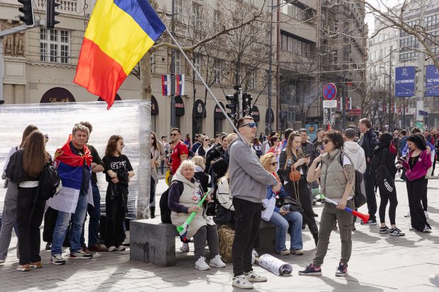 Drapelul României flutură în mijlocul protestului uriaș de la Belgrad: „Ne-am inspirat de la voi!”