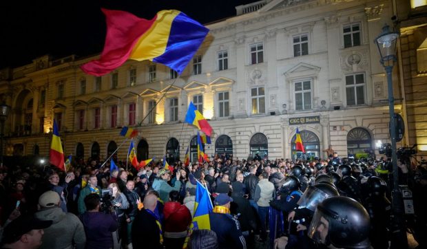 Opt suspecți în cazul protestelor violente de la BEC au fost arestați preventiv. Al nouălea, plasat în arest la domiciliu