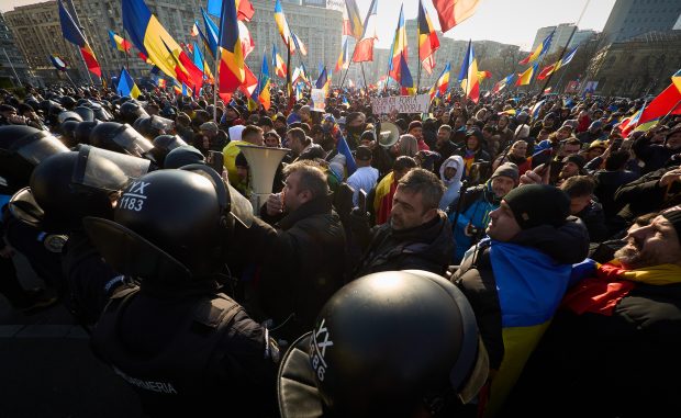 Suferința democrațiilor, post-adevărul și discernământul maselor