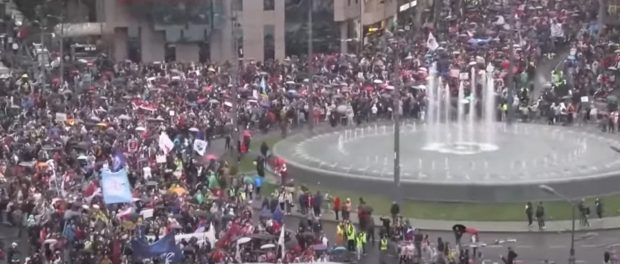 Un șofer a intrat cu mașina în protestatari, la Belgrad: mii de oameni se îndreaptă spre centrul capitalei Serbiei
