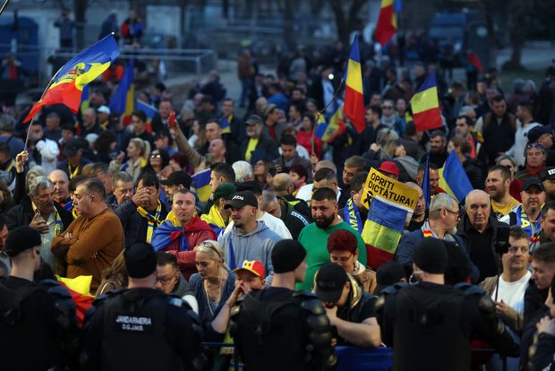 Democrația globală, în regres. România, pe calea autocratizării