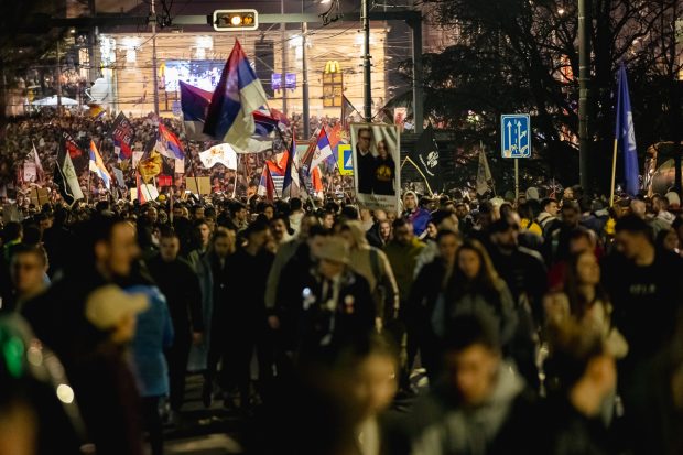 Marele protest de la Belgrad văzut din mulțime: Cratițele și tăcerea care au speriat Puterea FOTOREPORTAJ