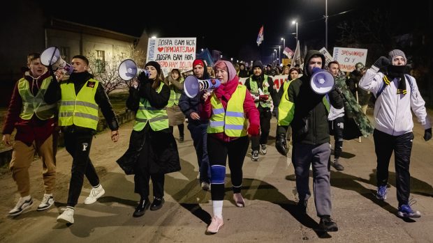 Cum protestează studenții sârbi prin marș și de ce strigă numele Laurei Kovesi