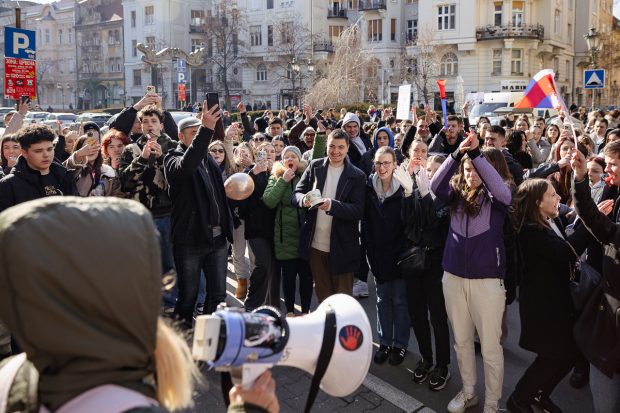 Culisele protestelor studențești care zguduie Serbia: „Sexul e mișto, dar ai încercat să i-o tragi sistemului?”