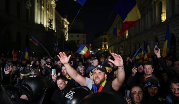 Manifestanții pro-Georgescu, violențe în fața sediului BEC. Un jandarm a fost rănit, s-au folosit gaze lacrimogene