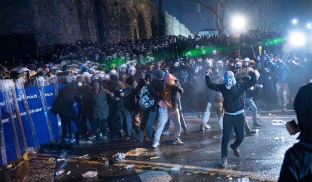 Peste 340 de oameni au fost arestați după protestele față de arestarea primarului din Istanbul: „Cei care caută haos nu vor fi tolerați”
