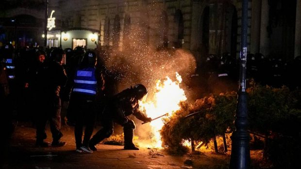 Trei susținători ai lui Georgescu care au participat la violențele de la protestul din București au fost reținuți. De ce sunt acuzați