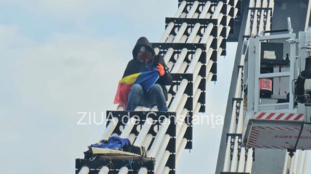 Un bărbat s-a urcat pe podul de la Agigea, județul Constanța, cu un steag și a scandat „turul doi înapoi”, amenințând că se aruncă