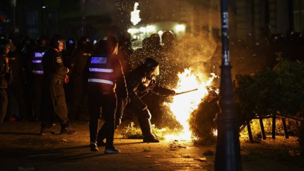 Patru susținători ai lui Călin Georgescu au fost reținuți după protestele violente de la BEC, în care au răsturnat o mașină