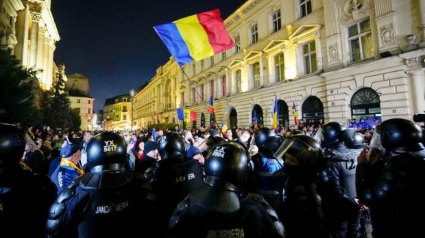 Percheziții în urma violențelor de la BEC, după respingerea candidaturii lui Călin Georgescu. Mai mulți suspecți, duși la audieri
