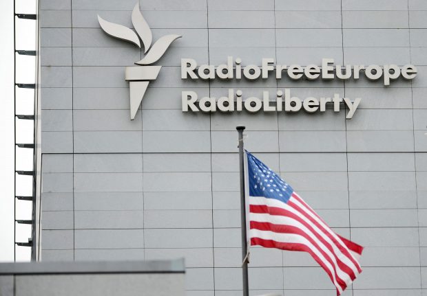 Guvernul SUA, obligat să reia trimiterea de fonduri către Radio Europa Liberă în urma unui ordin judecătoresc