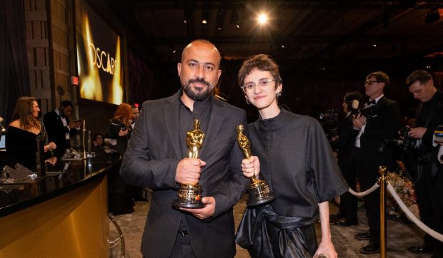 Regizorul unui film câștigător de premiu Oscar a fost bătut în propria casă și predat armatei israeliene