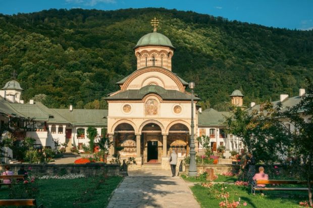 Reguli de purtare când mergi la mănăstire