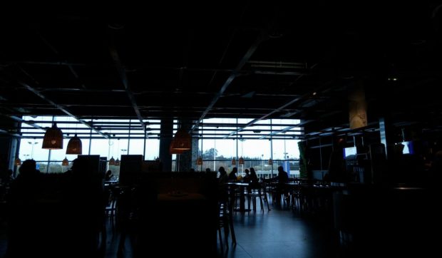 Restaurantele și barurile din Bulgaria închid lumina timp de 9 minute, în fiecare zi, la 9 seara