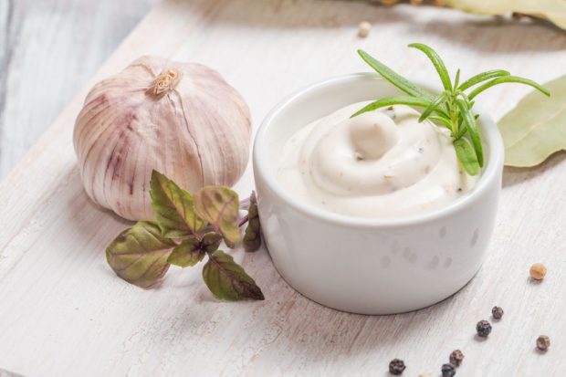 Reţete deosebite de mujdei: Mujdei ţigănesc, mujdei cu usturoi verde