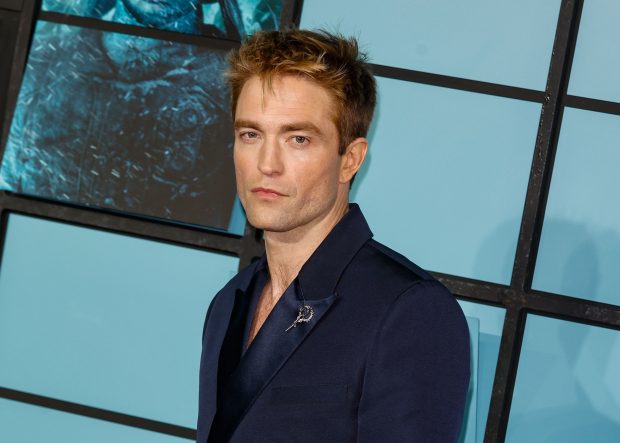 Interviu exclusiv cu Robert Pattinson despre „Mickey 17”, noul film în care apare. Ce spune despre regizorul Bong Joon Ho și actrița Naomi Ackie
