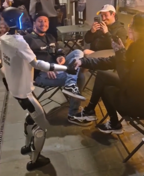 Un robot umanoid s-a plimbat pe Calea Victoriei din București și a dat mâna cu oamenii aflați pe terase | VIDEO