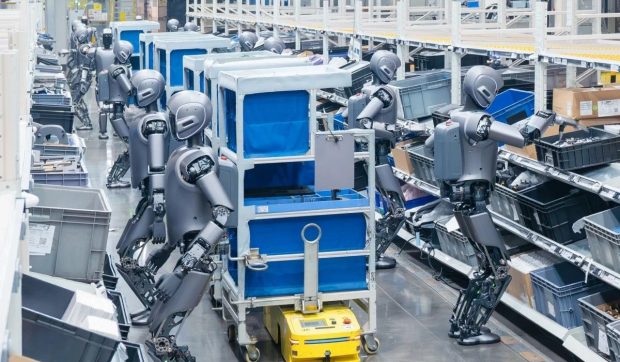 Viitorul industriei auto: Roboți sincronizați lucrează împreună și învață unul de la altul într-o fabrică de mașini electrice din China