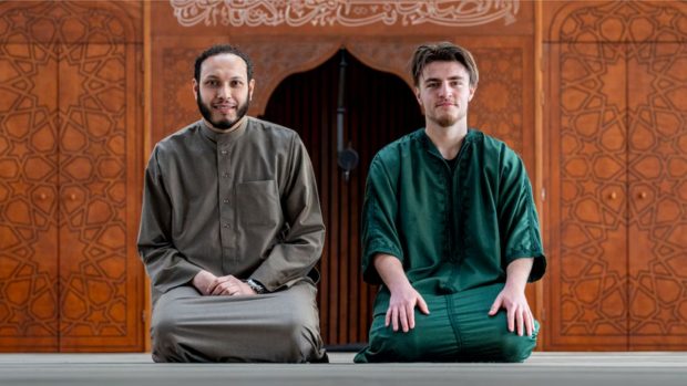 Cum a trăit un român convertit la islam primul Ramadan. Cristian a devenit Youssef într-o moschee din Olanda