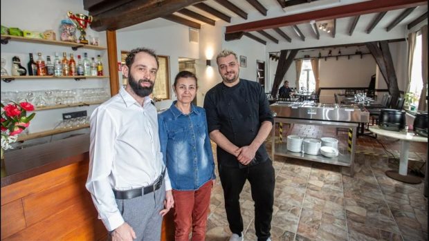 O româncă a cumpărat un han vechi de 200 de ani abandonat și a deschis restaurant, în Belgia: „Cât poți să mănânci!”